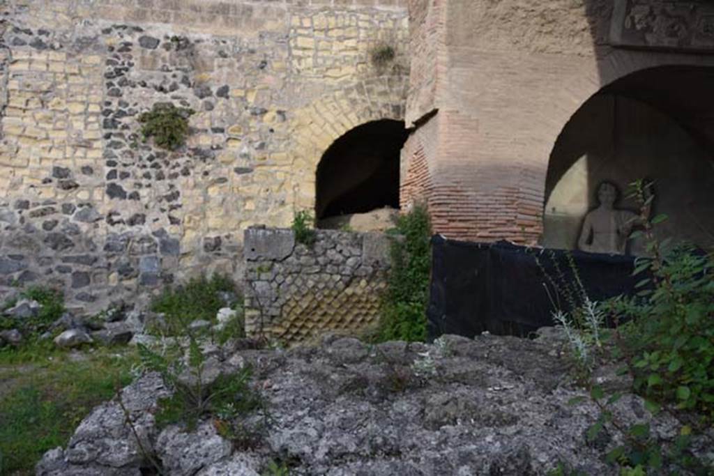 Herculaneum, April 2007. Looking north towards the west side of the four-sided arch.
Photo courtesy of Nicolas Monteix.
